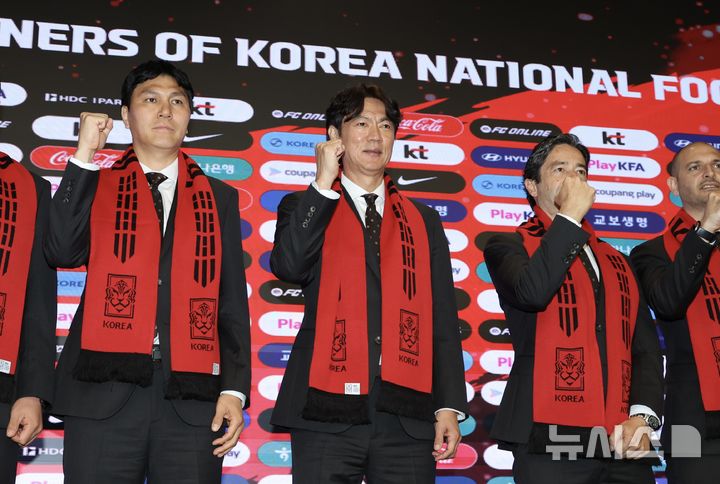 [서울=뉴시스] 김명년 기자 = 홍명보 대한민국 축구 국가대표팀 감독이 16일 오후 서울 종로구 KT 광화문 빌딩 웨스트에서 2026 FIFA 북중미 월드컵 최종 명단 발표 기자회견을 열고 코칭 스태프들과 기념촬영하고 있다. 2026.05.16. kmn@newsis.com