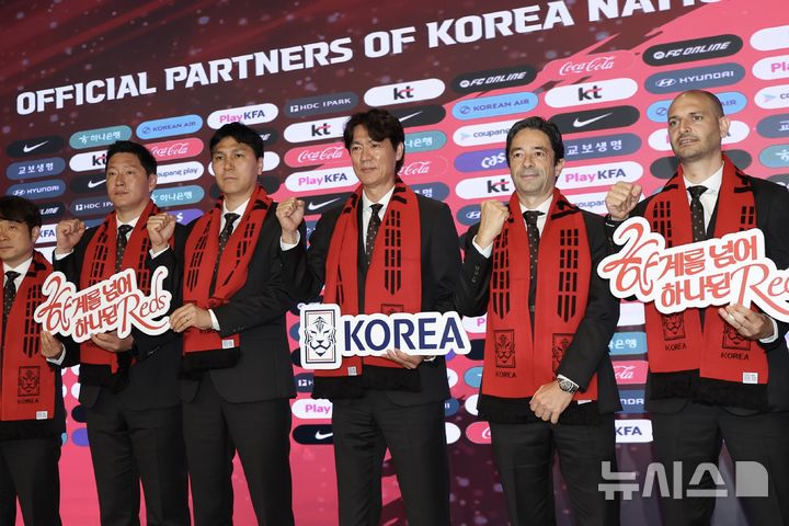 [서울=뉴시스] 김명년 기자 = 홍명보 대한민국 축구 국가대표팀 감독이 16일 오후 서울 종로구 KT 광화문 빌딩 웨스트에서 2026 FIFA 북중미 월드컵 최종 명단 발표 기자회견을 열고 코칭 스태프들과 기념촬영하고 있다. 2026.05.16. kmn@newsis.com