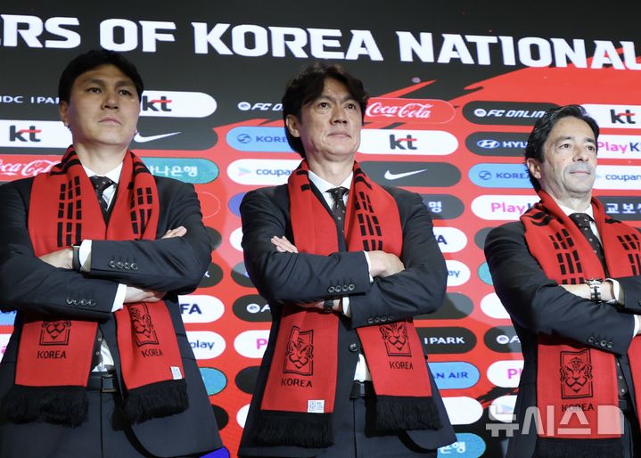 [서울=뉴시스] 김명년 기자 = 홍명보 대한민국 축구 국가대표팀 감독이 16일 오후 서울 종로구 KT 광화문 빌딩 웨스트에서 2026 FIFA 북중미 월드컵 최종 명단 발표 기자회견을 열고 코칭 스태프들과 기념촬영하고 있다. 2026.05.16. kmn@newsis.com