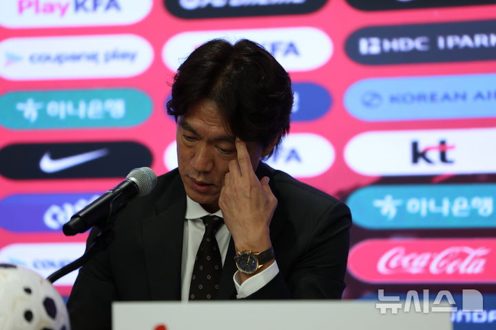 [서울=뉴시스] 김명년 기자 = 홍명보 대한민국 축구 국가대표팀 감독이 16일 오후 서울 종로구 KT 광화문 빌딩 웨스트에서 2026 FIFA 북중미 월드컵 최종 명단 발표 기자회견을 열고 취재진 질문을 듣고 있다. 2026.05.16. kmn@newsis.com