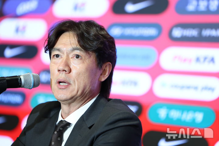 [서울=뉴시스] 김명년 기자 = 홍명보 대한민국 축구 국가대표팀 감독이 16일 오후 서울 종로구 KT 광화문 빌딩 웨스트에서 2026 FIFA 북중미 월드컵 최종 명단 발표 기자회견을 하고 있다. 2026.05.16. kmn@newsis.com