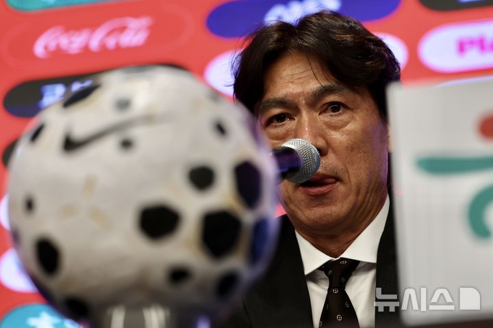 [서울=뉴시스] 김명년 기자 = 홍명보 대한민국 축구 국가대표팀 감독이 16일 오후 서울 종로구 KT 광화문 빌딩 웨스트에서 2026 FIFA 북중미 월드컵 최종 명단 발표 기자회견을 하고 있다. 2026.05.16. kmn@newsis.com