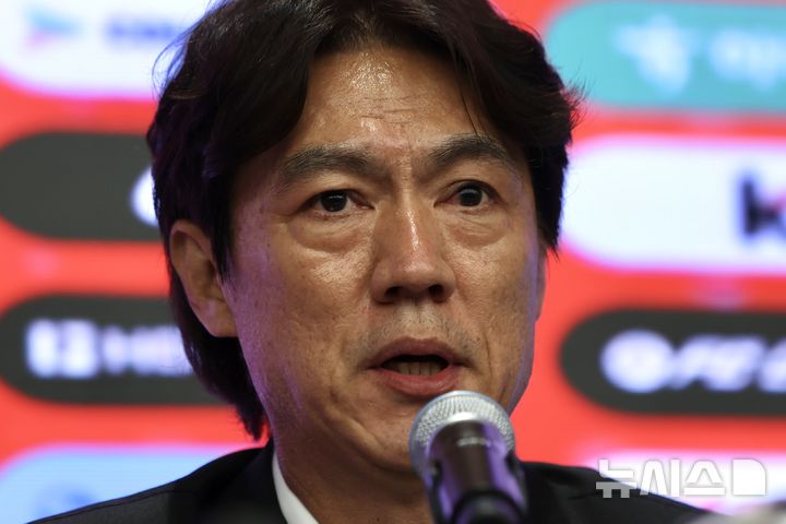 [서울=뉴시스] 김명년 기자 = 홍명보 대한민국 축구 국가대표팀 감독이 16일 오후 서울 종로구 KT 광화문 빌딩 웨스트에서 2026 FIFA 북중미 월드컵 최종 명단 발표 기자회견을 하고 있다. 2026.05.16. kmn@newsis.com