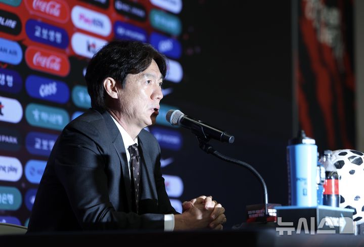 [서울=뉴시스] 김명년 기자 = 홍명보 대한민국 축구 국가대표팀 감독이 16일 오후 서울 종로구 KT 광화문 빌딩 웨스트에서 열린 2026 FIFA 북중미 월드컵 최종 명단 발표 기자회견에서 발언하고 있다. 2026.05.16. kmn@newsis.com