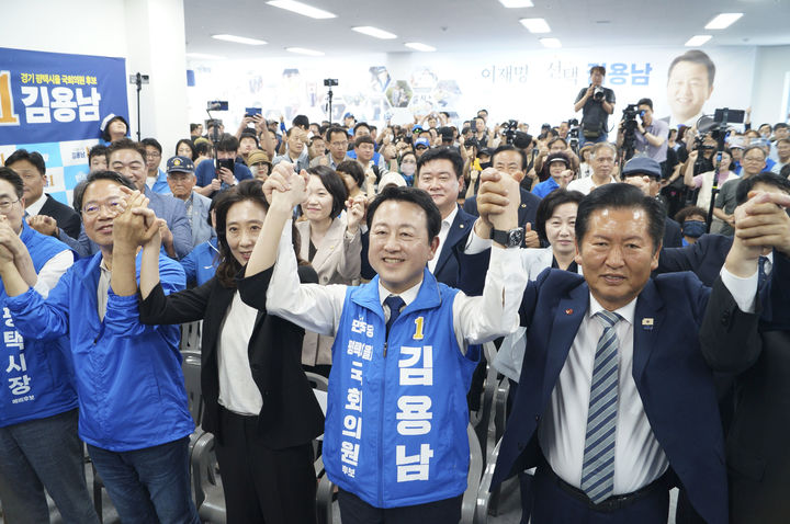 [서울=뉴시스] 정병혁 기자 = 김용남 더불어민주당 경기 평택을 국회의원 후보가 16일 경기 평택시 안중읍 선거사무소에서 열린 개소식에서 정청래 당대표 등과 만세를 하고 있다. (사진=김용남 선거캠프 제공) 2026.05.16. photo@newsis.com *재판매 및 DB 금지