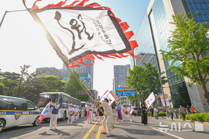 [광주=뉴시스] 이영주 기자 = 5·18민주화운동 46주기를 이틀 앞둔 16일 오후 광주 동구 금남로에서 5·18민중항쟁기념행사위원회의 민주평화대행진 행사에 참여한 오월풍물패가 대형 깃발을 흔들며 행진하고 있다. 2026.05.16. leeyj2578@newsis.com