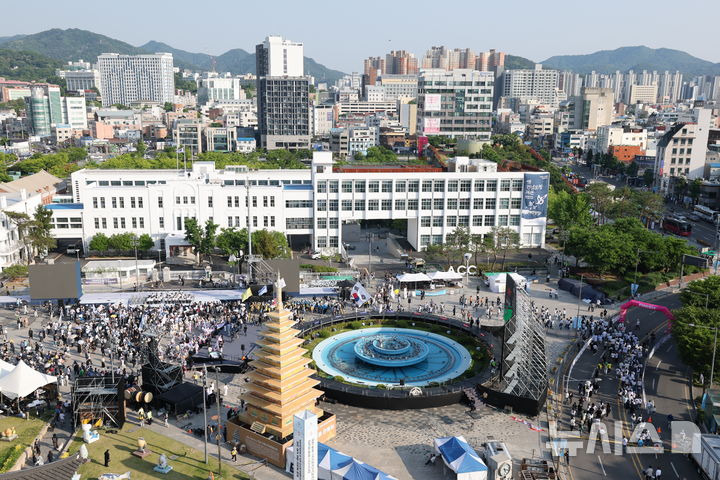 [광주=뉴시스] 이영주 기자 = 5·18민주화운동 46주기를 이틀 앞둔 16일 오후 광주 동구 5·18민주광장에서 5·18민중항쟁기념행사위원회의 민주의밤 사전행사가 열리고 있다. 2026.05.16. leeyj2578@newsis.com
