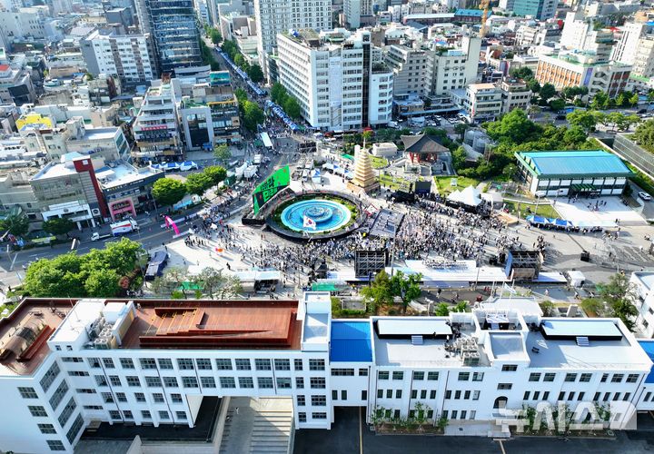 [광주=뉴시스] 이영주 기자 = 5·18민주화운동 46주기를 이틀 앞둔 16일 오후 광주 동구 5·18민주광장에서 5·18민중항쟁기념행사위원회의 민주의밤 사전행사가 열리고 있다. 2026.05.16. leeyj2578@newsis.com