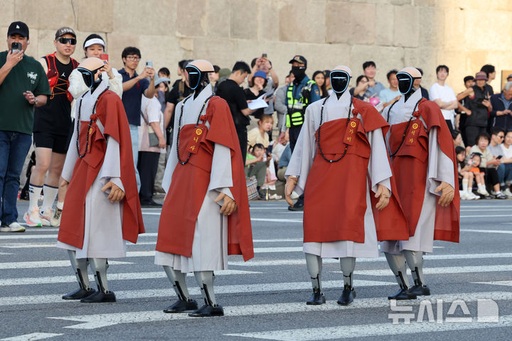 [서울=뉴시스] 박진희 기자 = 휴머노이드 로봇 '가비', '석가', '모희', '니사' 스님들이 불기 2570년 부처님오신날(5월 24일)을 앞둔 16일 서울 종로구 흥인지문 앞에서 ‘2026년 부처님오신날 연등행렬’을 하고 있다. 2026.05.16. pak7130@newsis.com