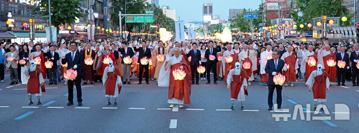 [서울=뉴시스] 박진희 기자 = 휴머노이드 로봇 '가비', '석가', '모희', '니사' 스님들과 최휘영 문화체육관광부 장관, 대한불교조계총 총무원장 진우스님, 허민 국가유산청 청장이 불기 2570년 부처님오신날(5월 24일)을 앞둔 16일 서울 종로구 흥인지문 앞에서 ‘2026년 부처님오신날 연등행렬’을 출발하고 있다. 2026.05.16. pak7130@newsis.com