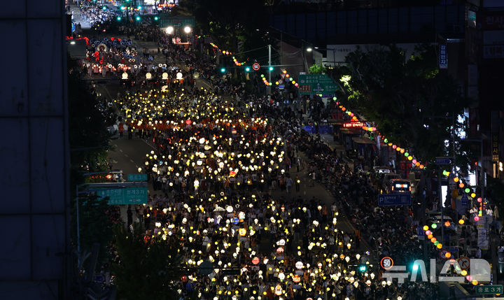 [서울=뉴시스] 김명년 기자 = 부처님오신날을 앞둔 16일 오후 서울 종로 일대에서 연등행렬이 이어지고 있다. 2026.05.16. kmn@newsis.com