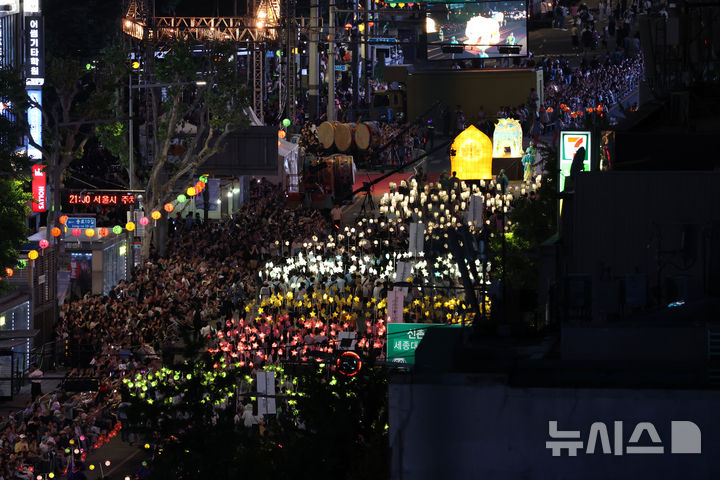 [서울=뉴시스] 김명년 기자 = 부처님오신날을 앞둔 16일 오후 서울 종로 일대에서 연등행렬이 이어지고 있다. 2026.05.16. kmn@newsis.com
