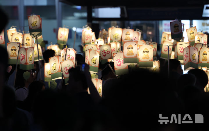 [서울=뉴시스] 김명년 기자 = 부처님오신날을 앞둔 16일 오후 서울 종로 일대에서 연등행렬이 이어지고 있다. 2026.05.16. kmn@newsis.com
