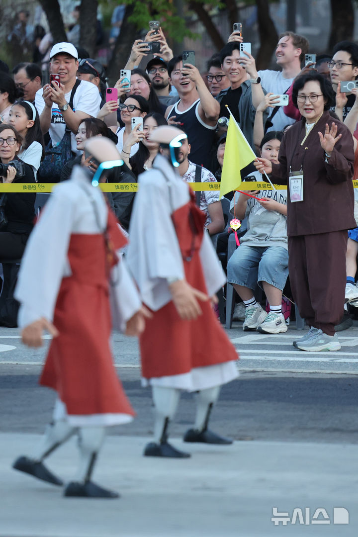 [서울=뉴시스] 박진희 기자 = 휴머노이드 로봇 스님들이 불기 2570년 부처님오신날(5월 24일)을 앞둔 16일 서울 종로구 흥인지문 앞에서 ‘2026년 부처님오신날 연등행렬’을 하고 있다. 2026.05.16. pak7130@newsis.com