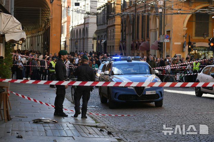 [모데나( 이탈리아)=AP/뉴시스] 이탈리아 모데나 시내에서 16일 (현지시간) 차량이 인도에 돌진한 사고로 8명이 다치고 그 중4명이 중상을 입었다. 사진은 30대 남성이 사고를 일으킨 현장을 경찰이 차단하고 있는 장면. 2026.05. 17.