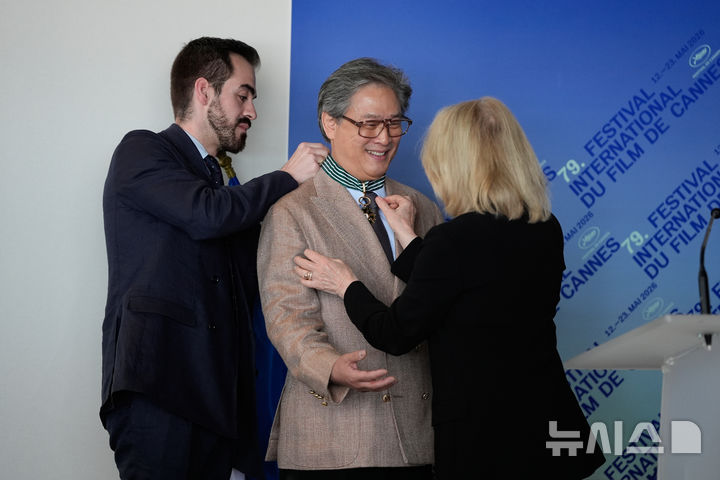 박찬욱, 프랑스 문화예술공로훈장 받았다