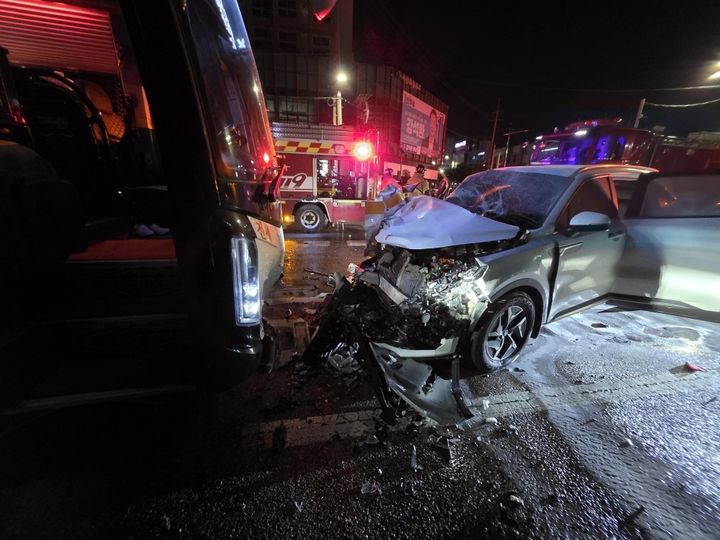 [서산=뉴시스] 17일 오전 12시시38분께 충남 서산 성연 오사삼거리에서 출퇴근버스와 SUV가 충돌해 SUV 차량 앞부분이 크게 손상됐다. (사진=서산소방서 제공) 2026.05.17. photo@newsis.com *재판매 및 DB 금지