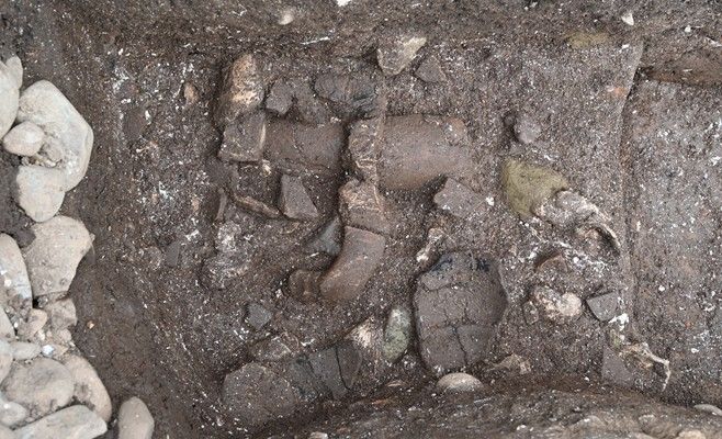 [부산=뉴시스] 부산 영도 동삼동 패총 미니어처 토기·고래 뼈·작살 출토 모습 (사진=부산시 제공) 2026.05.17. photo@newsis.com *재판매 및 DB 금지