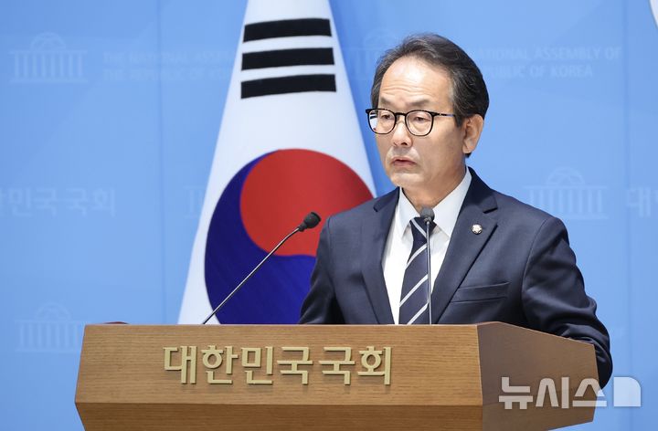 [서울=뉴시스] 조성봉 기자 = 강준현 더불어민주당 선거대책위원회 공보단장이 17일 오전 서울 여의도 국회 소통관에서 열린 ‘정청래 대표 암살단 모집 등 테러모의 제보 및 경찰 수사의뢰’ 관련 긴급 기자회견에서 발언을 하고 있다.2026.05.17. suncho21@newsis.com