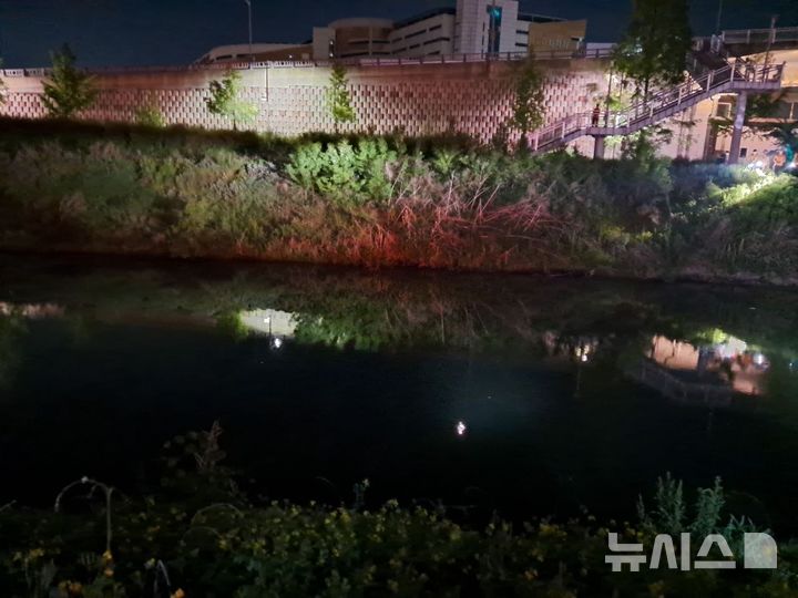 [김포=뉴시스]김포 아라대교 인근 60대 낚시객 사고 현장. (사진=경기도소방재난본부 제공) 2026.05.17. photo@newsis.com