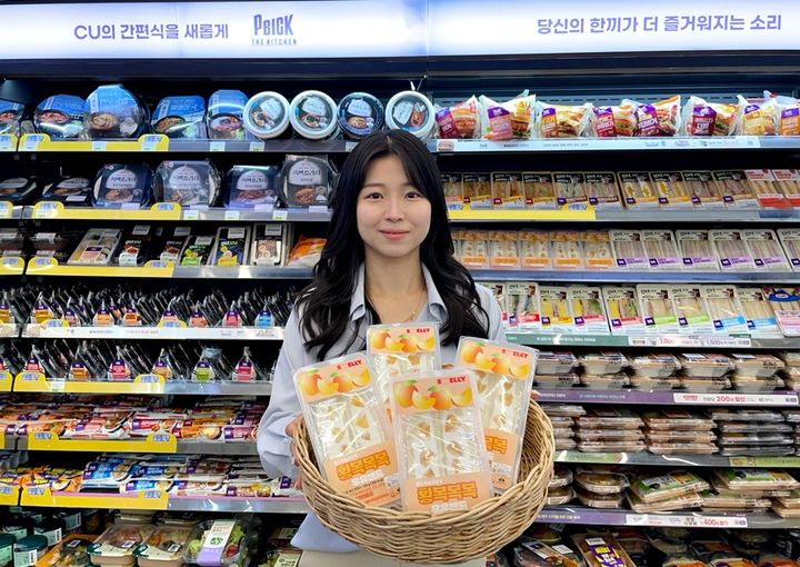 [서울=뉴시스] CU가 지속적인 매출 상승세에 힘입어 시즌 상품이던 '생과일 샌드위치'를 사계절 상시 판매 상품으로 전환한다. 사진은 14일 출시한 '황복복복 우유샌드'(사진=BGF리테일 제공) *재판매 및 DB 금지