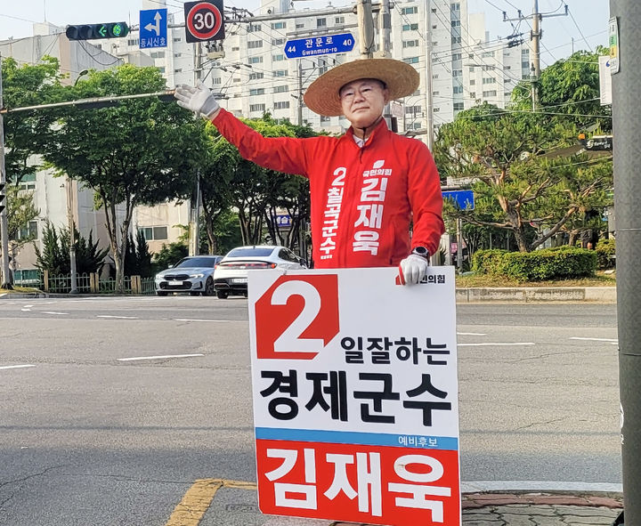 [칠곡=뉴시스] 거리 인사하는 김재욱 후보. (사진=김재욱 선거사무소 제공) 2026.05.17 photo@newsis.com *재판매 및 DB 금지