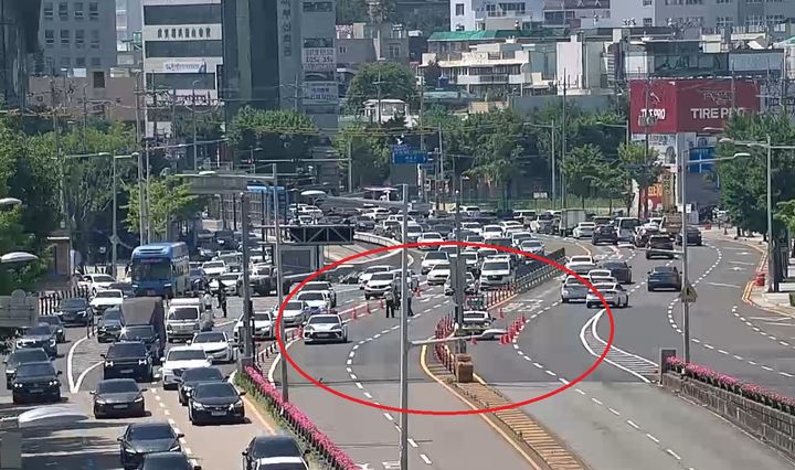 [부산=뉴시스] 17일 오전 부산 동래구 내성지하차도 도로 지반 침하로 인해 진입로 교통 통제가 시행되고 있다. (사진=부산시 교통정보 CCTV 캡처) 2026.05.17. photo@newsis.com *재판매 및 DB 금지