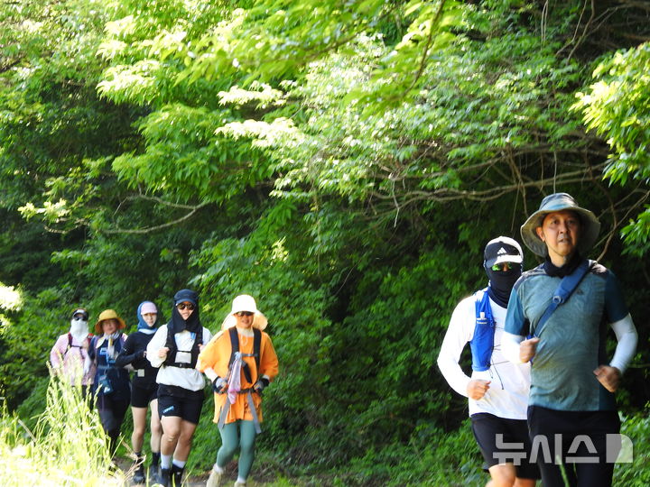 [제주=뉴시스] 김수환 기자 = 17일 오전 제주시 오라동 방선문과 열안지오름 일원에서 '2026 제주 트레일러닝 아카데미' 2회차 실전 교육이 진행되고 있다. 2026.05.17. notedsh@newsis.com