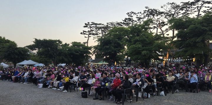 [화성=뉴시스] '2026 화성특례시 연등음악축제'를 찾은 시민들이 용주사 경내에 마련된 객석에 앉아 음악 공연을 관람하고 있다. (사진=화성시 제공) 2026.05.17. photo@newsis.com *재판매 및 DB 금지