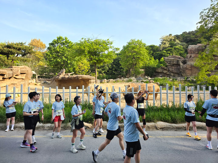 '갤럭시 워치런 @사파리' 참가자들이 동물과 함께 사진을 촬영하며 러닝을 즐기는 모습 (사진=삼성전자 제공) *재판매 및 DB 금지