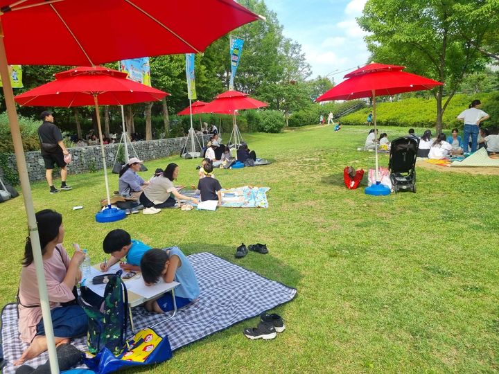 [서울=뉴시스] 2025년 어린이 나라사랑 그리기 대회 현장. (사진=서초구 제공) 2026.05.17. photo@newsis.com *재판매 및 DB 금지