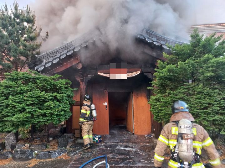 [구미=뉴시스] 17일 이날 오전 5시 14분께 구미시 원평동의 한 상가건물에서 불이 났다. (사진=경북소방본부 제공) 2026.05.17. photo@newsis.com *재판매 및 DB 금지