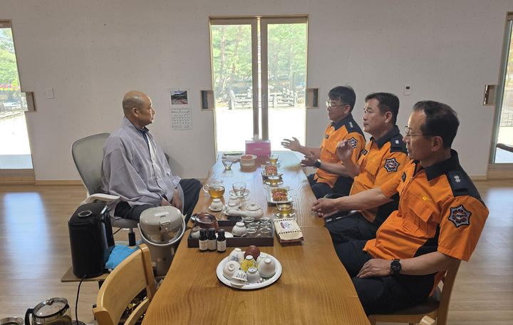 [대구=뉴시스] 대구강북소방서는 부처님 오신 날을 앞두고 전통사찰 석굴암에서 화재 예방 현장안전점검을 실시했다. (사진=대구강북소방서 제공) 2026.05.17. photo@newsis.com *재판매 및 DB 금지