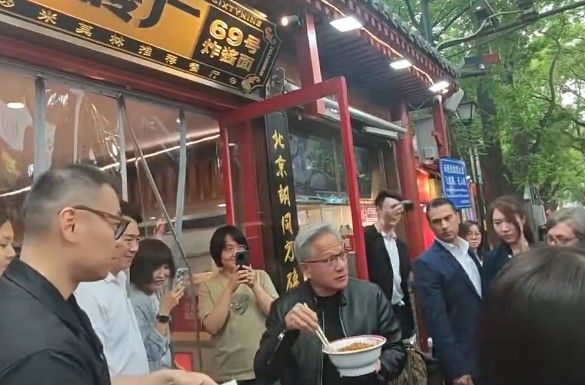 [서울=뉴시스] 도널드 트럼프 미국 대통령의 방중 경제 사절단으로 합류한 젠슨 황 엔비디아 최고경영자(CEO)가 베이징에서 길거리 음식을 맛본 것이 관심을 끌고 있다. (사진=X 캡처 @_forab) *재판매 및 DB 금지