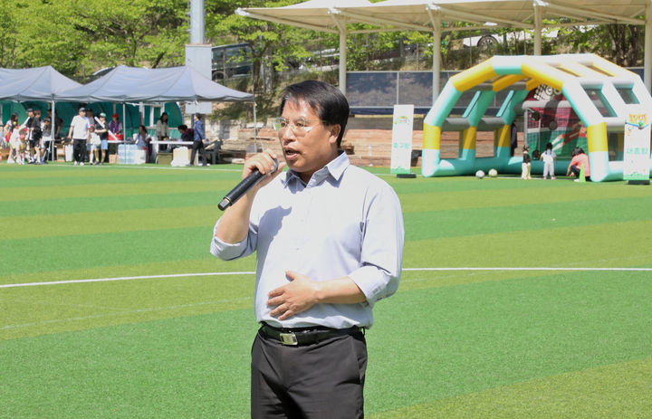 지난 16일 태백 고원1구장에서 열린 강원랜드 행복 프로젝트 ‘제2회 가족 사랑의 날 대축제’에 참석한 남한규 강원랜드 대표이사 직무대행이 인사말을 하고 있다.(사진=강원랜드 제공) *재판매 및 DB 금지