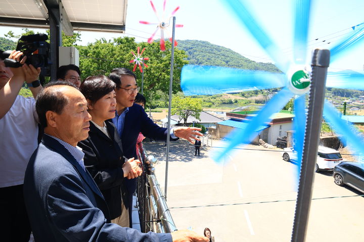 [세종=뉴시스] 송미령 농림축산식품부 장관이 17일 남해군 삼동면의 내동천 바람개비 마을을 방문해 둘러보고 있다. (사진=농식품부 제공) *재판매 및 DB 금지