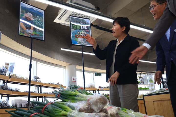[세종=뉴시스] 송미령 농림축산식품부 장관이 17일 남해군 삼동면의 내동천 바람개비 마을을 방문해 둘러보고 있다. (사진=농식품부 제공) *재판매 및 DB 금지