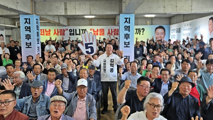 [공주=뉴시스] 송승화 기자 = 17일 충남 공주·부여·청양 보궐선거에 출마한 무소속 김혁종 후보 발대식 모습. 2026.05.17. ssong1007@newsis.com *재판매 및 DB 금지
