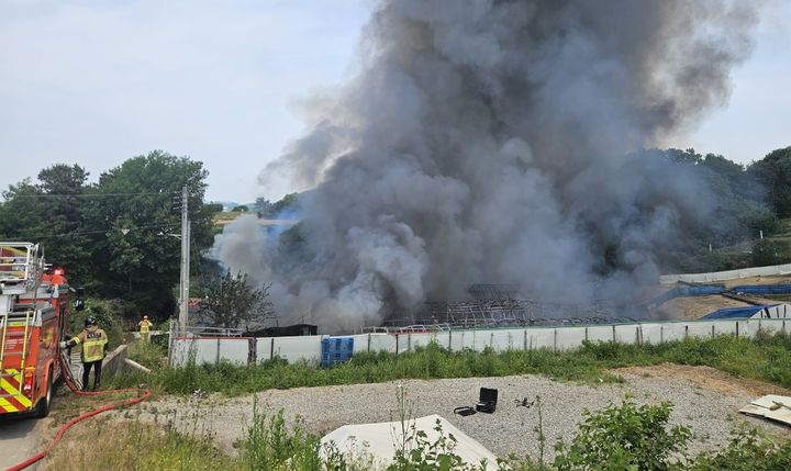 [음성=뉴시스] 17일 오전 11시58분께 충북 음성군 맹동면 한 염소 사육농장에서 불이 나 소방당국이 진화 작업을 벌이고 있다. (사진=움성소방서 제공) *재판매 및 DB 금지