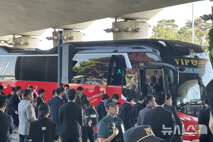 [인천공항=뉴시스] 김진엽 기자= WK리그 수원FC 위민과 2025~2026시즌 아시아축구연맹(AFC) 여자 챔피언스리그(AWCL) 준결승전을 치르는 북한 내고향여자축구단이 17일 오후 인천국제공항을 통해 북한 여자 축구팀 최초로 방남한 뒤, 버스에 탑승하고 있다. 2026.05.17. wlsduq123@newsis.com 