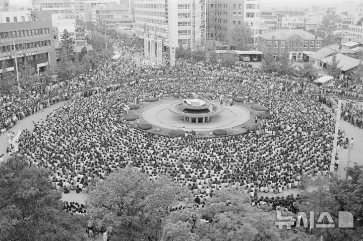 [광주=뉴시스] 1980년 5월16일 전남도청 앞 분수대에서 민족민주화대성회가 열리고 있다. (사진=5·18기념재단 제공) photo@newsis.com