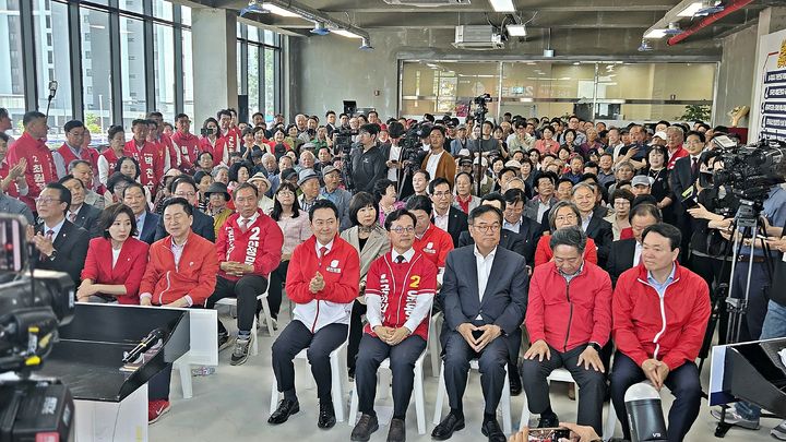 [공주=뉴시스] 송승화 기자 = 17일 충남 공주·부여·청양 국회의원 보궐선거에 출마한 국민의힘 윤용근 후보 선거 발대식 현장 모습. 2026.05.17. ssong1007@newsis.com *재판매 및 DB 금지
