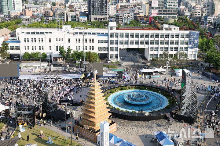 [광주=뉴시스] 이영주 기자 = 5·18민주화운동 46주기를 이틀 앞둔 16일 오후 광주 동구 5·18민주광장에서 5·18민중항쟁기념행사위원회의 민주의밤 사전행사가 열리고 있다. 2026.05.16. leeyj2578@newsis.com