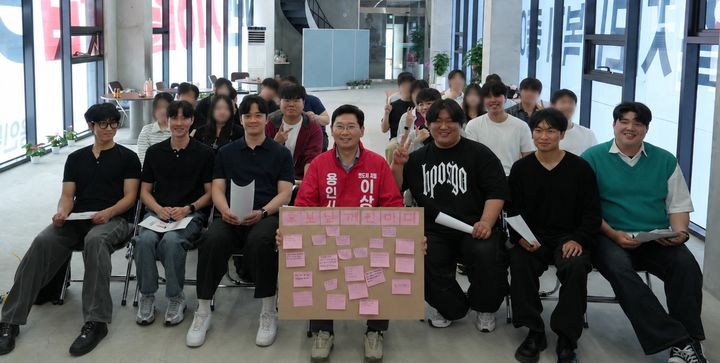 [용인=뉴시스] 청년 창업 활성화를 위한 간담회를 갖고 있는 이상일 후보(사진=이상일 후보 선거사무소 제공) 2026. 05. 17. photo@newsis.com *재판매 및 DB 금지