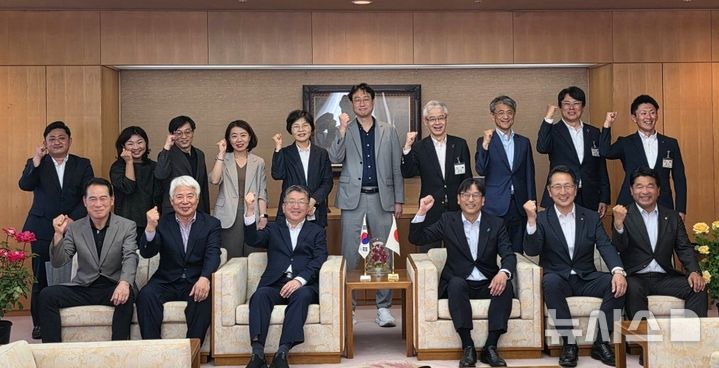 [포항=뉴시스] = 경북 포항시는 16일 일본 자매 도시인 히로시마현 후쿠야마시에서 열린 ‘제59회 후쿠야마 장미 축제’에 장상길 시장 권한대행을 단장으로 사절단을 보내 두 도시 간 교류 협력을 다졌다. 사진은 두 도시 관계자가 기념 촬영하는 모습. (사진=포항시 제공) 2026.05.17. photo@newsis.com