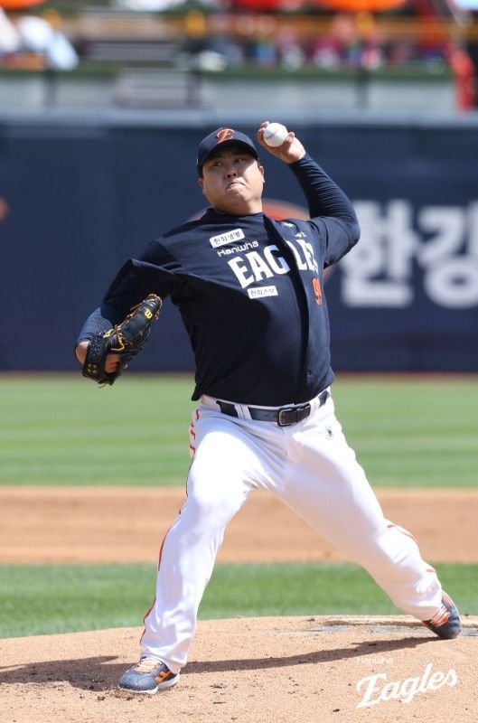 [서울=뉴시스] 한화 이글스의 류현진이 17일 수원 KT위즈파크에서 벌어진 2026 신한 쏠 KBO리그 KT 위즈와의 경기에 선발 등판해 역투하고 있다. (사진 = 한화 이글스 제공) *재판매 및 DB 금지