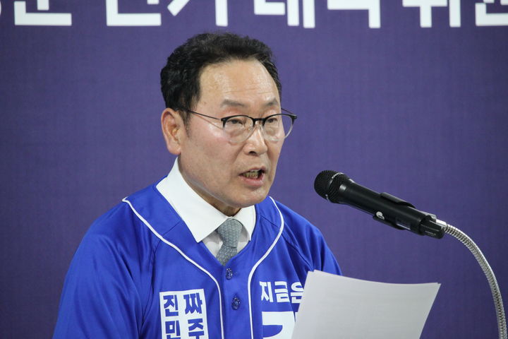 [천안=뉴시스] 최영민 기자=김영춘 충남교육감 후보가 17일 자신의 선거사무소 개소식에서 인사말을 하고 있다. 2026.05.17 ymchoi@newsis.com *재판매 및 DB 금지