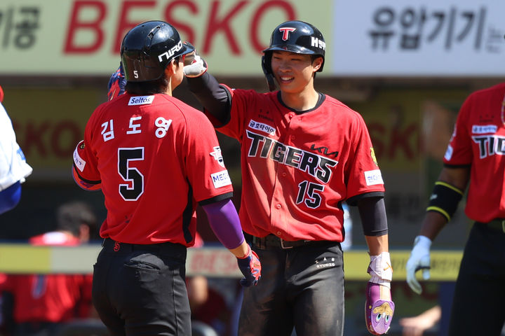 [서울=뉴시스] 프로야구 KIA 타이거즈의 김도영이 17일 대구 삼성라이온즈파크에서 열린 2026 신한 쏠 KBO리그 삼성 라이온즈전에서 득점을 올린 뒤 박재현과 함께 기뻐하고 있다. (사진=KIA 타이거즈 제공) 2026.05.17.
