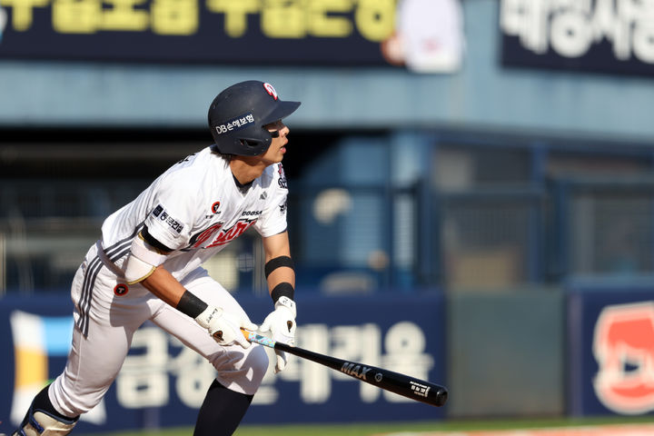 [서울=뉴시스] 프로야구 두산 베어스의 김민석이 17일 서울 잠실구장에서 열린 2026 신한 쏠 KBO리그 롯데 자이언츠전에서 안타를 치고 있다. (사진=두산 베어스 제공) 2026.05.17.