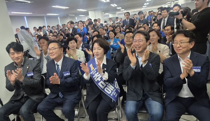 [수원=뉴시스] 이병희 기자 = 17일 오후 경기 수원시 팔달구 마라톤빌딩에서 열린 추미애 더불어민주당 경기도지사 후보 '추추선대위' 발대식. 2026.05.17. iambh@newsis.com *재판매 및 DB 금지